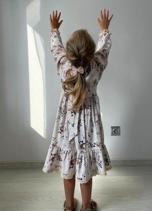 Платье для девочки бежевое в цветочек  с рюшами,  кружевом4 фото