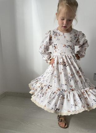 Платье для девочки бежевое в цветочек  с рюшами,  кружевом3 фото