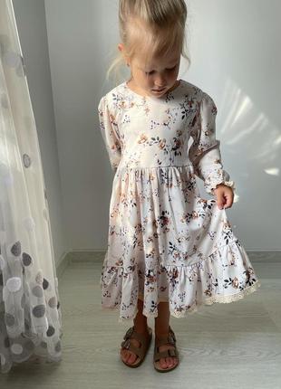 Плаття для дівчинки бежеве в квіточку з рюшами, мереживом5 фото