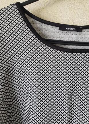 Стречевая текстурована блуза-топ з монохромним гео принтом george р 22 uk2 фото