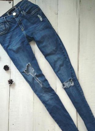 Стильные рваные джинсы1 фото