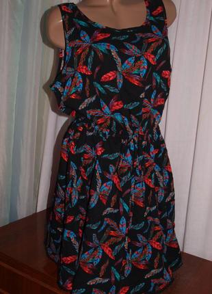 Красочное платье (л) по талии утяжка, с узором, шикарно смотрится