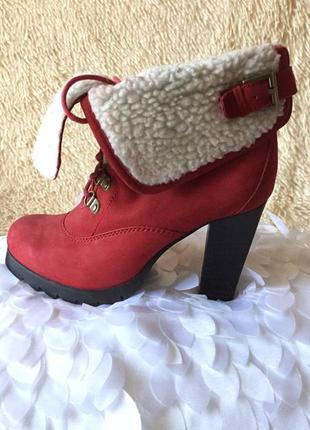 Червоні зимові черевички