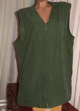 Зелёный жилет (2хл замеры) под замш, с замочками по бокам, на лёгкой подкладе1 фото