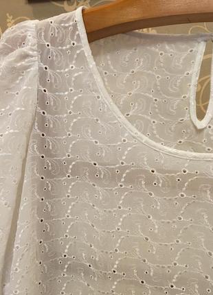 Очень красивая и стильная брендовая блузка белого цвета.