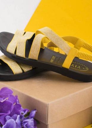 Стильные желтые босоножки сандалии низкий ход без каблука на резинке блестящие