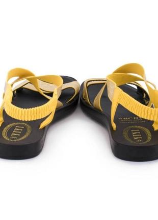 Стильные желтые босоножки сандалии низкий ход без каблука на резинке блестящие5 фото