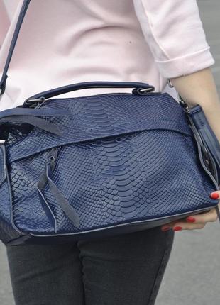 Женская кожаная сумка-саквояж синяя8 фото