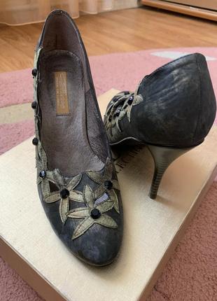 Дизайнерські жіночі туфлі