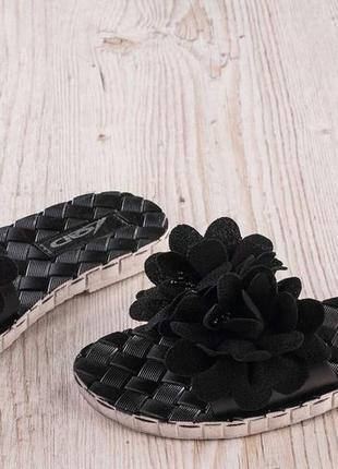 Легенькі шльопанки на літо