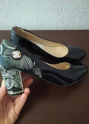 Красиві лакові туфлі