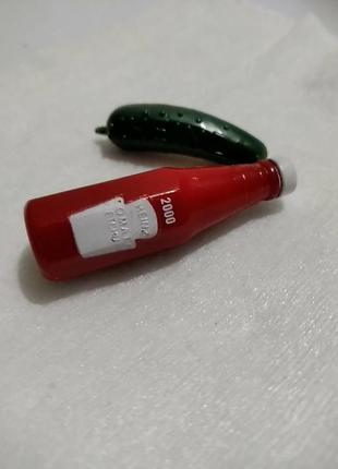 Рекламний значок у вигляді пляшки і огірка кетчупу heinz пластик з металевою шпилькою.