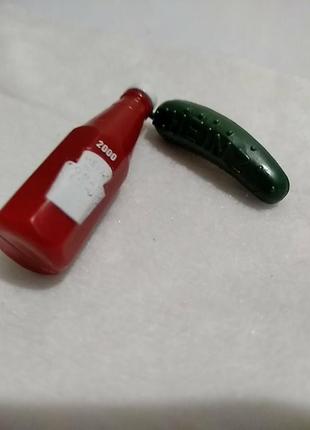 Рекламний значок у вигляді пляшки і огірка кетчупу heinz пластик з металевою шпилькою.6 фото