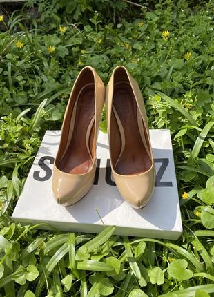 Бежеві лакові туфлі