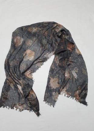 Большой шарф легкий серый в крупных цветах