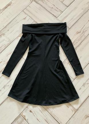 Платье с открытыми плечами