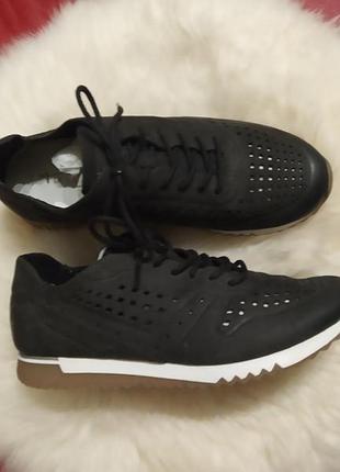 Легкі кросівки шкіряні