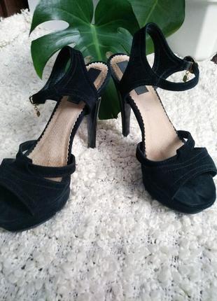 Удобные и стильные босоножки на каблуке, черного цвета6 фото