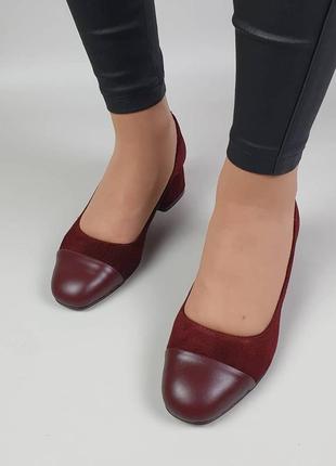 Женские замшевые туфли на каблучке цвет бордовый