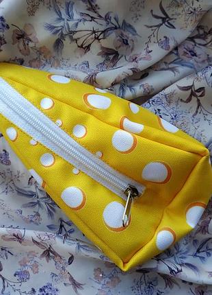 Яркая косметичка-пенал в виде брусочек сыра
