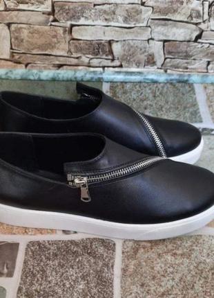 Кросівки з декоративною змійкою