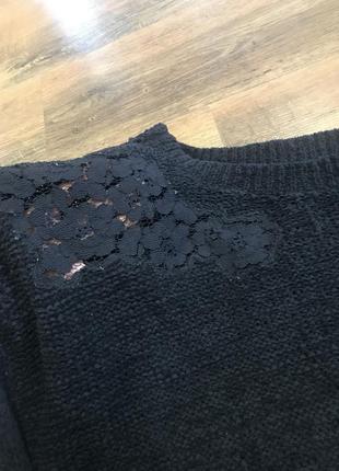 Красивый чёрный свитер на одно плечо7 фото