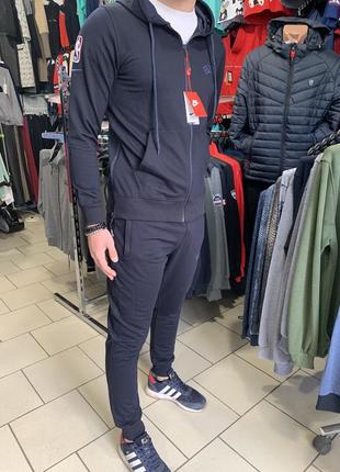 Спортивный костюм