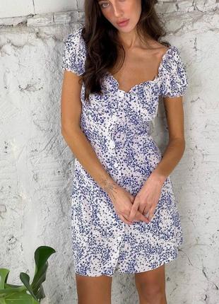 Платье с открытыми плечами на пуговках в цветочный принт4 фото