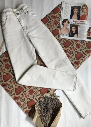 Белые прямые джинсы  bershka.