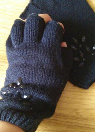 Рукавички з відкритими пальчиками і декором