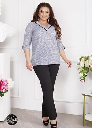 Брючний костюм з блузою з v-подібним вирізом