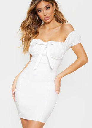 Белое мини платье. платье с выделенным лифом prettylittlething.платье с рукавами воланами