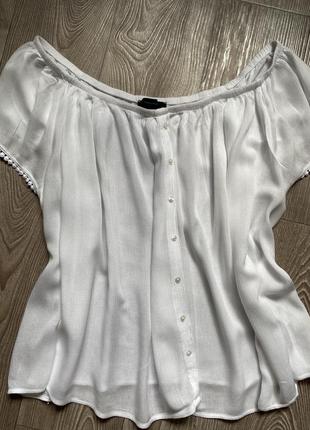 Легкая белая блуза с открытыми плечами3 фото