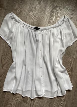 Легкая белая блуза с открытыми плечами5 фото