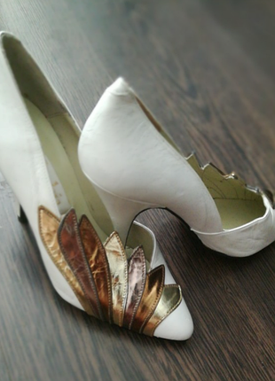 Вінтажні білі човники з золотим декором