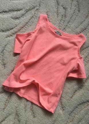 Моднявая футболочка river island с открытыми плечиками 9/10 лет