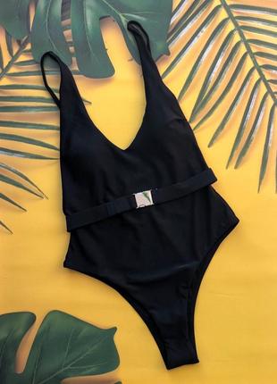 Чёрный сдельный купальник