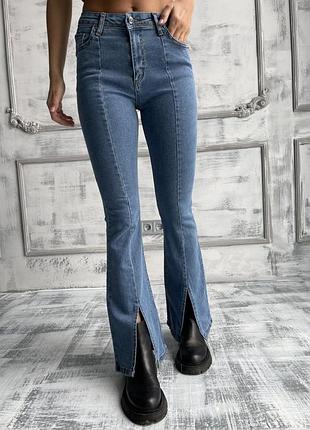 Джинсы с разрезами клеш