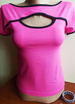 Актуальна жіноча футболка з вирізом на грудях однотонна малинова жіноча