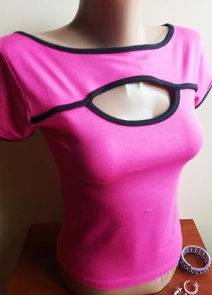 Актуальная женская футболка с вырезом на груди однотонная малиновая жіноча3 фото