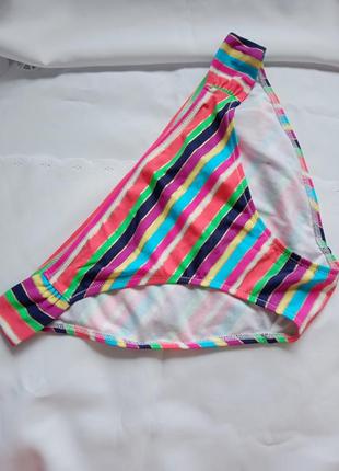 Яскраві різнокольорові купальні плавки