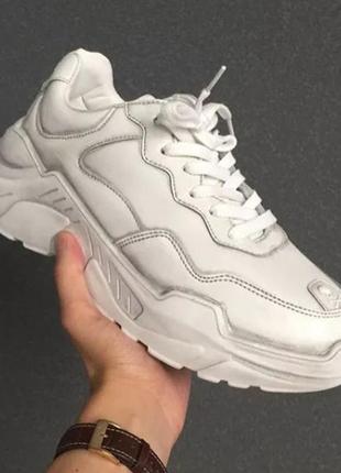 Белые массивные кроссовки на высокой подошве