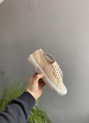 Крутые лаковые кеды superga