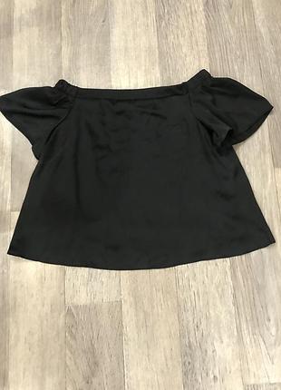 Чорна атласна блуза на плечі від new look розмір s-m