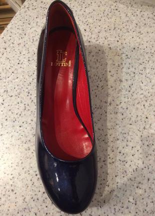 Стильные лакированные туфли