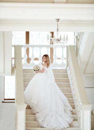 Пышное белое королевское свадебное платье с длинным шлейфом с вышивкой1 фото