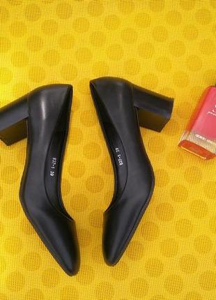 Классические черные туфли на устойчивом каблуке loretta7 фото