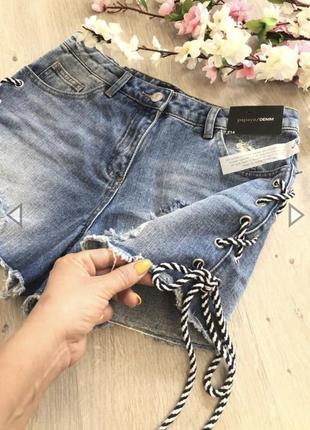 Стильный джинсовые рваные шорты со шнуровкой1 фото