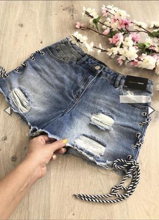 Стильный джинсовые рваные шорты со шнуровкой2 фото