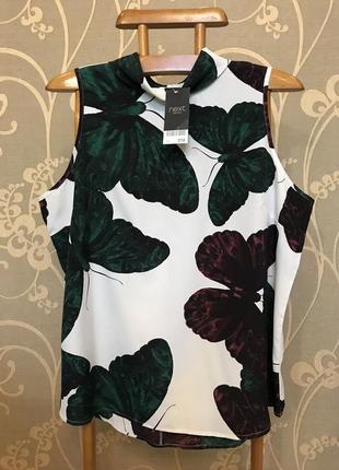 Очень красивая и стильная брендовая блузка в бабочках.